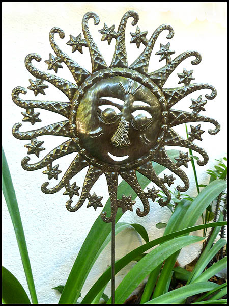 Bâton de plante de jardin.  Décoration de jardin en plein air - Art haïtien en métal de tambour en acier.  - Soleil